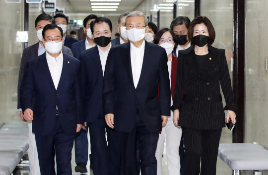 북의 우리 국민 피격 관련 간담회 입장하는 국민의힘  국민의힘 김종인 비상대책위원장과 비대위원들이 25일 서울 여의도 국회에서 열린 비상대책위원-외교안보특위위원 긴급간담회에 입장하고 있다. 연합